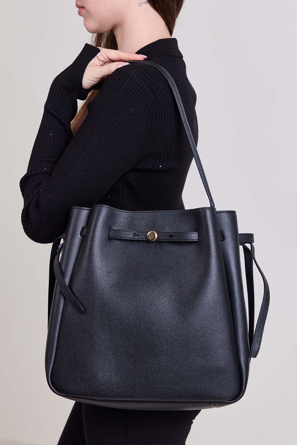 תמונת כל הלוק של תיק נשיאה